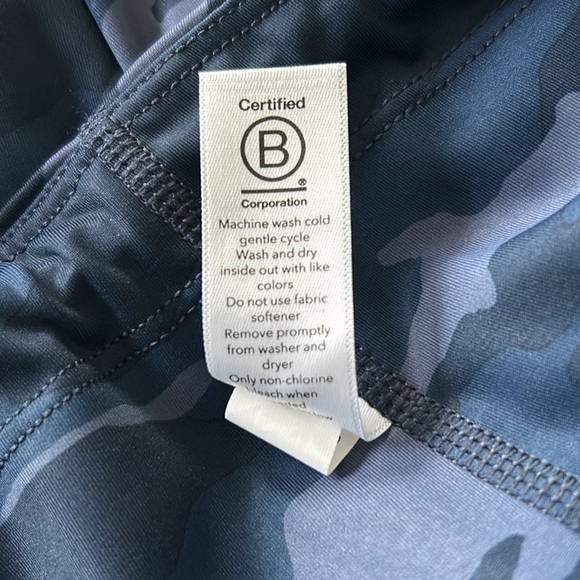 Athleta Ultimate Stash Pocket Navy Blue Camo Capri - Picture 9 of 9